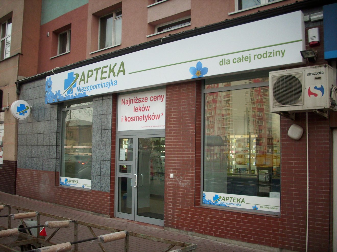 advertising panel and semaphore - Niezapominajka pharmacy