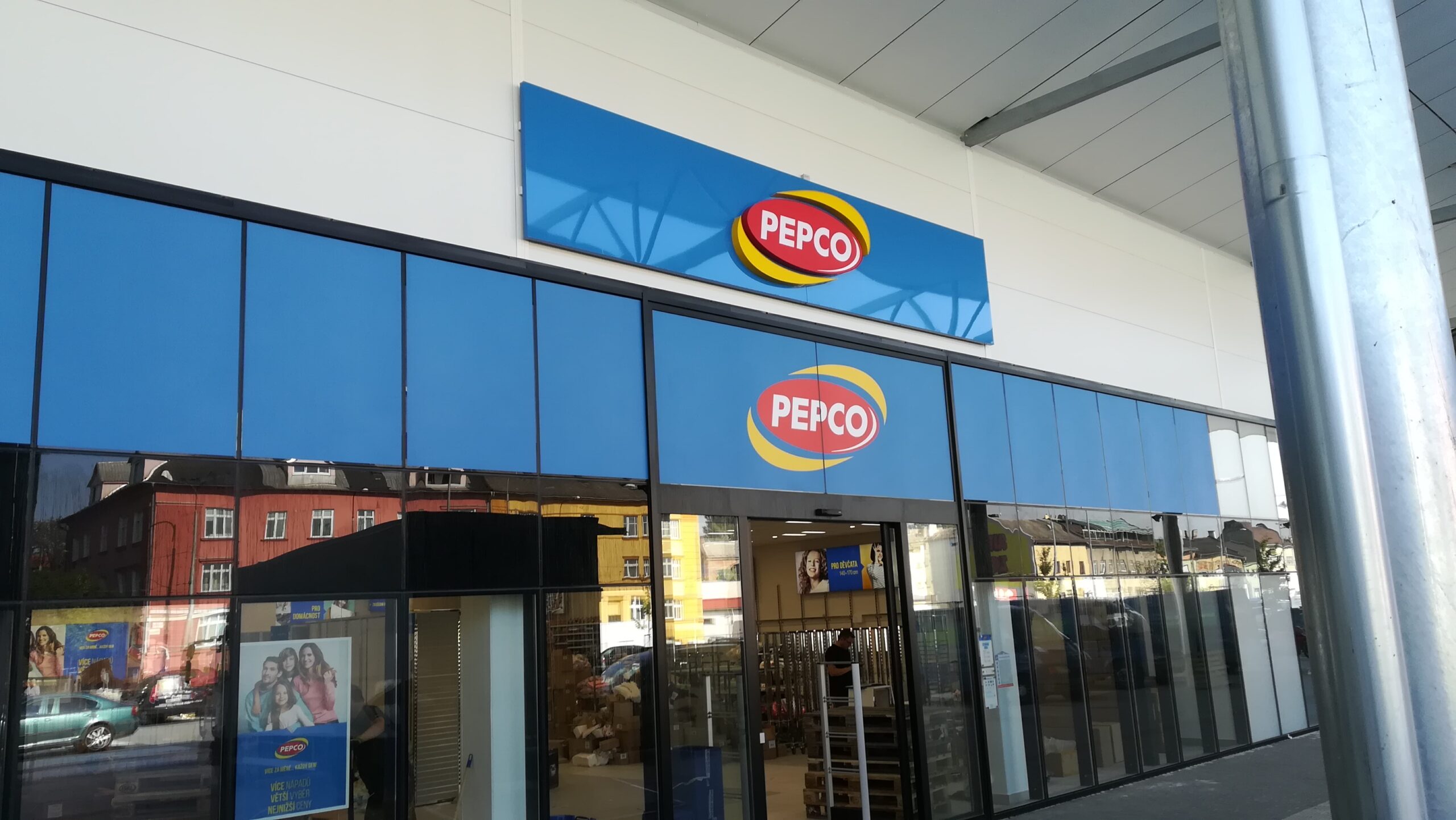 advertising on plexiglass panels - PEPCO shop